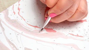 Frau malt ein Malen nach Zahlen Bild
